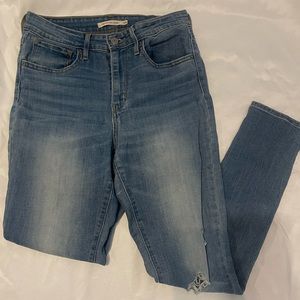 Pre owned womens ripped Levi’s jeans 721 size 28